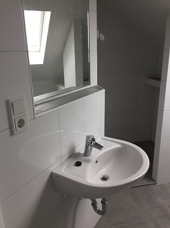 Badzimmer Spiegel kleben