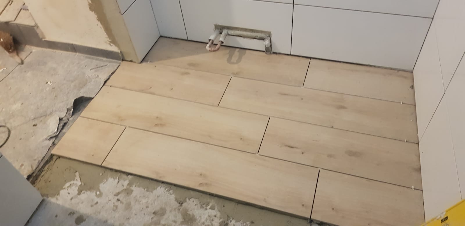Fliesen in Holzoptik verlegen