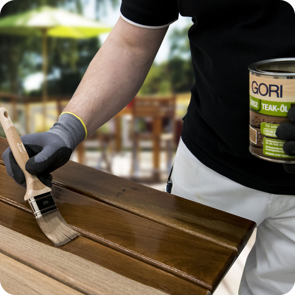 Holztisch mit Holz&ouml;l &ouml;len