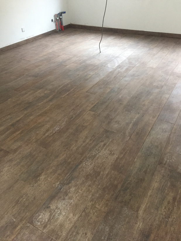 Feinsteinzeug Fliese in Holzoptik