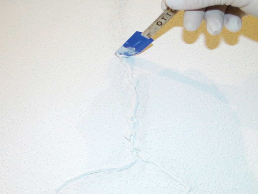 Mit Strukturacryl Riss in wand schliessen