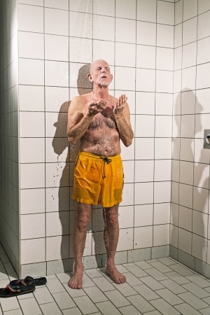 Fliesen und ebenerdige Dusche in einem behindertengerechten Badezimmer
