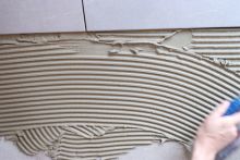 badsanierung_fliesen_kleben