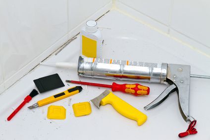 badsanierung_silikonfugen_ziehen