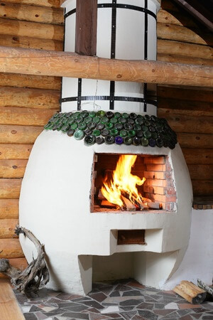 Kamin mit Fliesen
