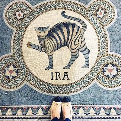 Kunstwerk aus Mosaikfliesen mit Katzenmotiv